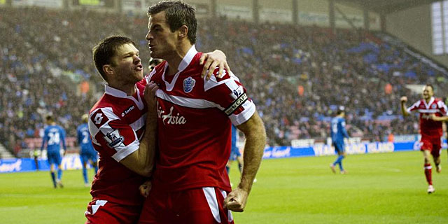 Ryan Nelsen celebra junto a Jamie Mackie su tanto logrado ante el Wigan. | Afp