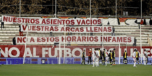 El fondo del estadio de Vallecas, mostrando su desacuerdo con el ftbol los lunes | EFE