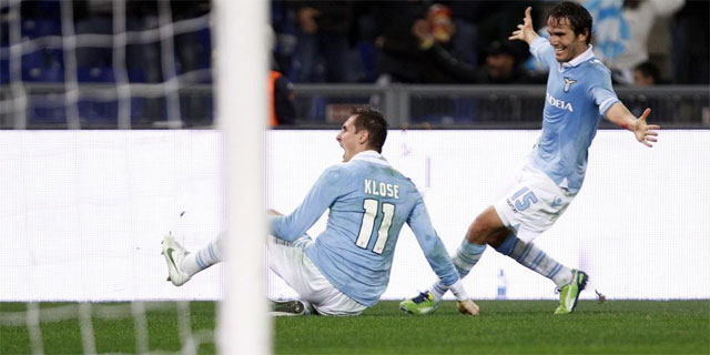 Klose celebra con Ledesma el tanto de la victoria del Lazio. | Reuters