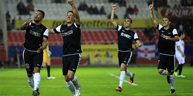 Eliseu, Demichelis, Gmez y Joaqun celebran el 0-2 en el Pizjun. (Foto: Reuters)