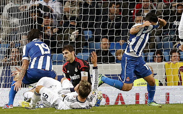 Casillas, tras el gol de Albn (2-2). (AFP)