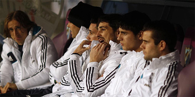 Casillas, junto al resto de sus compaeros en el banquillo de La Rosaleda | REUTERS