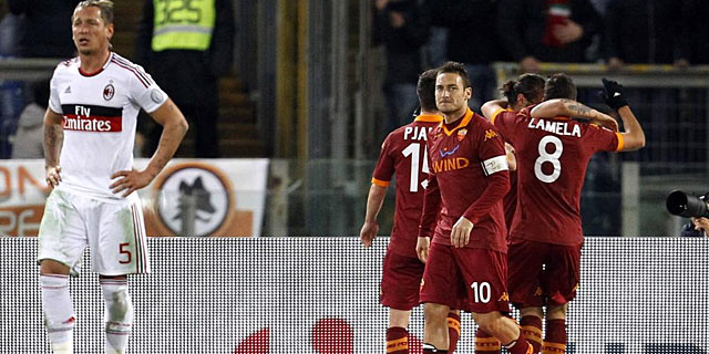 Los jugadores de la Roma celebran uno de los goles del partido. | Reuters
