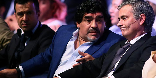 Mourinho, junto a Maradona y Mendes, en Dubai. (Foto: Afp)