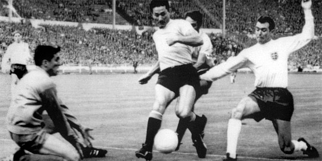 Mazurkiewicz (izquierda), en accion ante Inglaterra durante el Mundial de 1966. | Afp