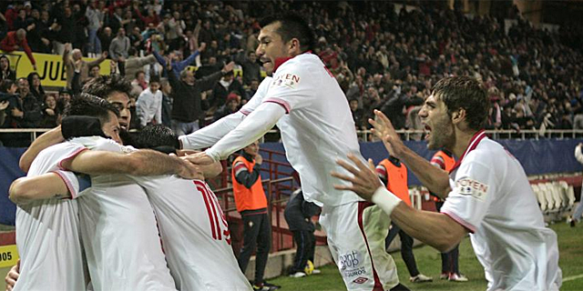 Los jugadores del Sevilla celebran el tanto de Spahic. | Efe