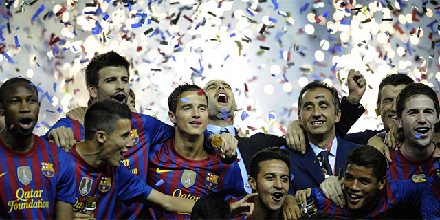 Guardiola celebra con los suyos el ttulo de Copa, el pasado mayo. (AFP)