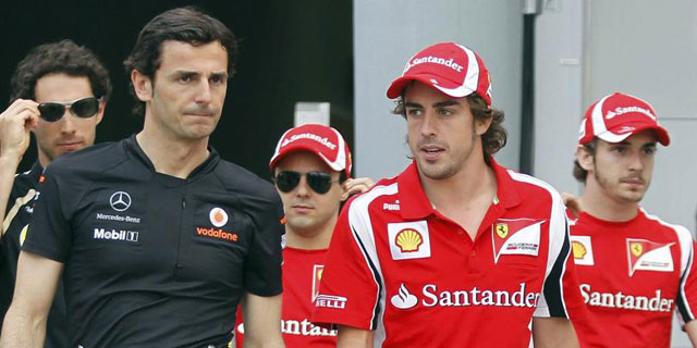 Fernando Alonso y Pedro De la Rosa conversan antes de un Gran Premio. (REUTERS)