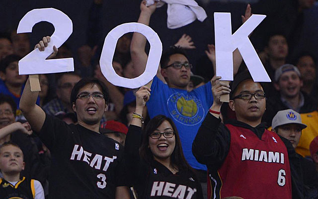 Aficionados de los Heat sealan la marca de LeBron. (AFP)