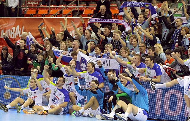 Los jugadores de Eslovenia celebran la primera plaza de grupo con sus aficionados. | Efe