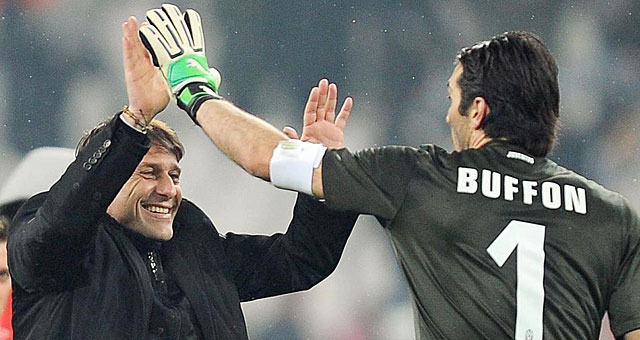 Gianluigi Buffon celebrando con el entrenador Antonio Conte la victoria ante el Udinese | EFE