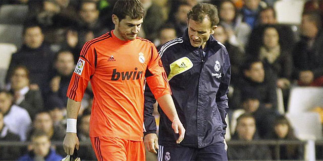 Casillas abandona el csped de Mestalla tras su lesin en la mano izquierda. (Foto: Reuters)