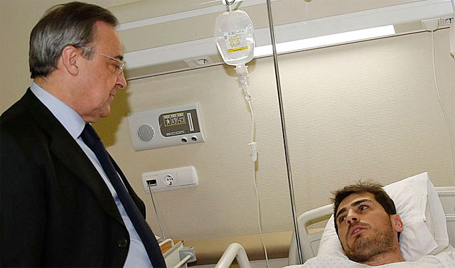 Florentino visita a Iker Casillas en el hospital | Realmadrid.com