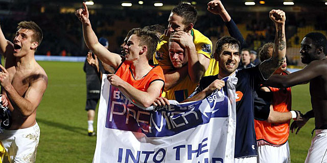 Los jugadores del Luton Town celebran su histrica victoria en Carrow Road. (REUTERS)