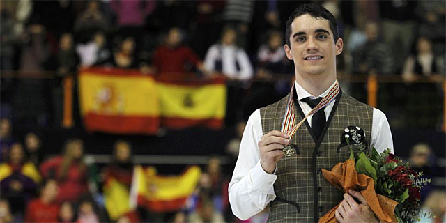 Javier Fernández, durante la entrega de medallas en Zagreb. | Reuters