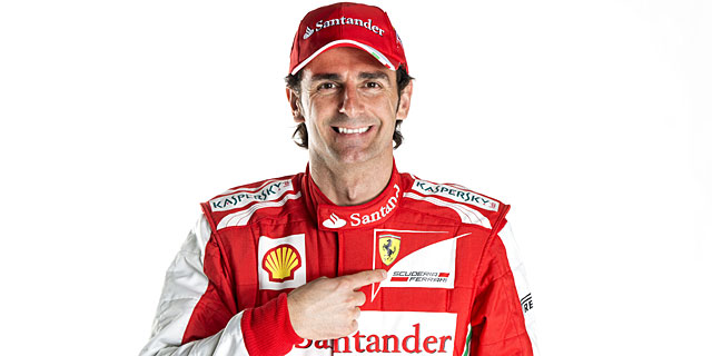 Pedro de la Rosa vestido con el mono de Ferrari | Ferrari.com