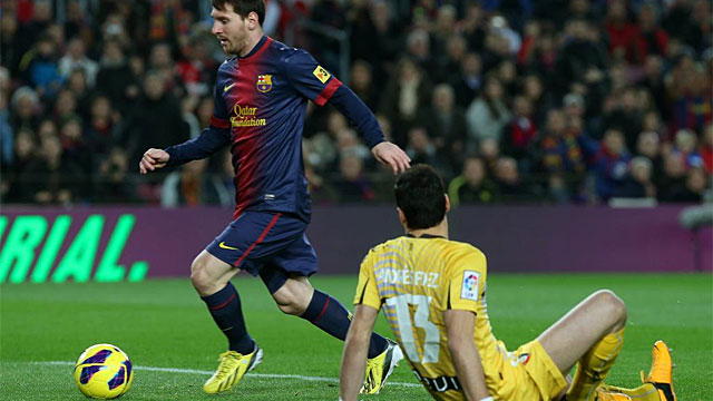 Messi anota el 1-0 con Andrs Gmez tendido a sus pies. (Foto: Afp)