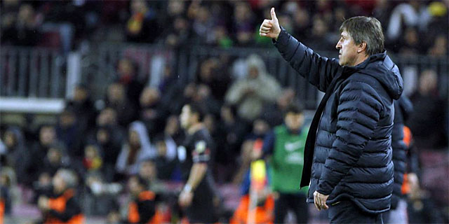Jordi Roura, durante el encuentro ante Osasuna en el Camp Nou. | Efe