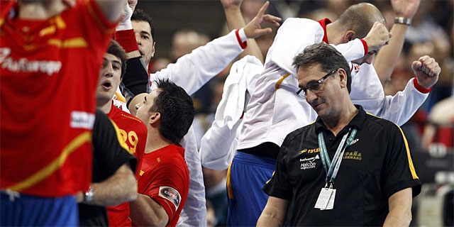 Valero Rivera, junto a los jugadores en el podio. (AFP)