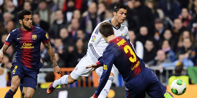 Dani Alves persigue a Cristiano Ronaldo, durante una jugada del partido. | AFP