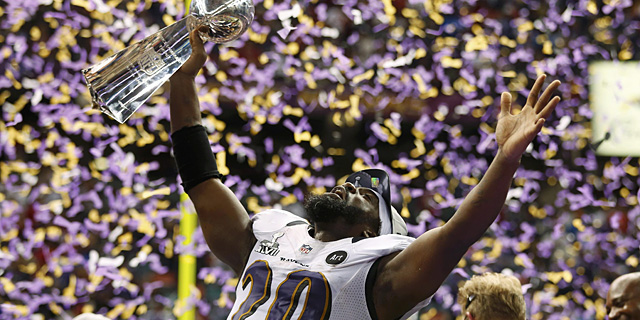 El jugador de los Ravens Ed Reed levanta el trofeo de la Super Bowl. | REUTERS