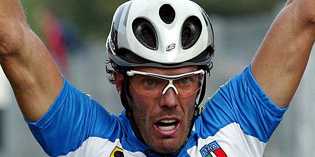 Cipollini celebra la victoria en un Campeonato del Mundo de ciclismo.