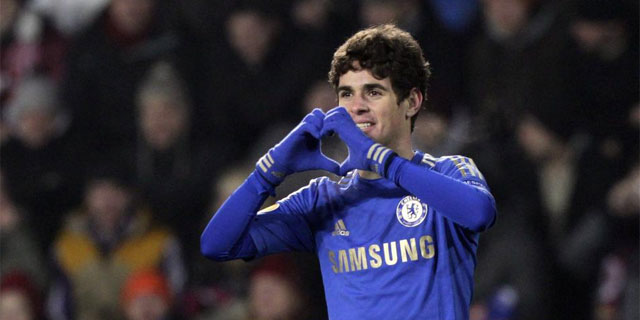 Oscar celebra el tanto de la victoria del Chelsea en Praga. | Reuters
