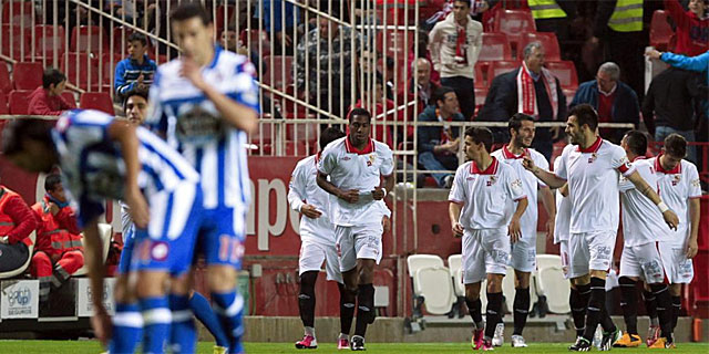 Los jugadores del Sevilla celebran uno de los goles al Deportivo. | Efe