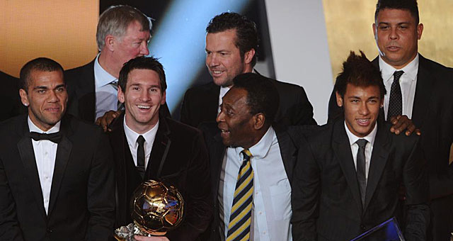 Pel junto a Neymar y los premiados en la Gala de la FIFA 2012. (AFP)