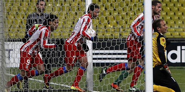 Falcao, Adrin y Mario buscan el centro del campo tras el gol del Atltico. (EFE)