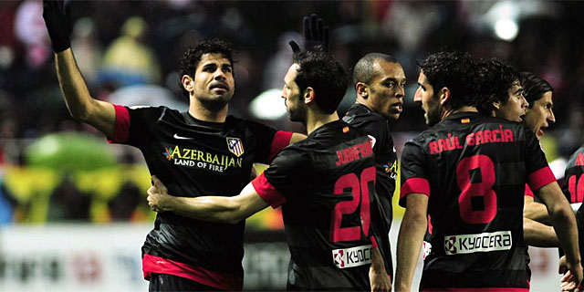 Diego Costa, felicitado por sus compaeros tras el primer gol del partido. (Foto: Afp)