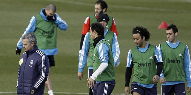 Jos Mourinho, junto a sus futbolistas, en un entrenamiento del Real Madrid. (EFE)
