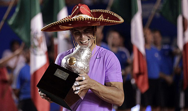 Rafael Nadal, con el trofeo de ganador en Acapulco. | Reuters