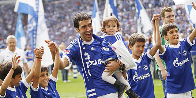 Ral, junto a su familia, el da de su despedida como jugador del Schalke 04. (REUTERS)