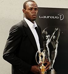 Bolt, con su trofeo.