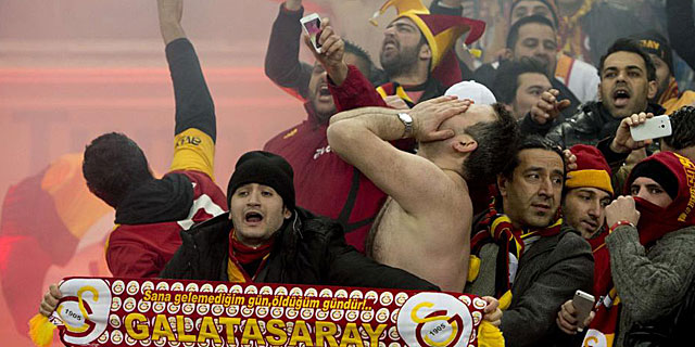 Hinchas del Galatasaray vibran con la victoria de su equipo en Gelsenkirchen. (AFP)