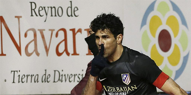 Diego Costa manda callar al Reyno de Navarra tras su primer gol. | Efe