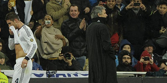Sergio Ramos y Jos Mourinho durante un partido (EFE)