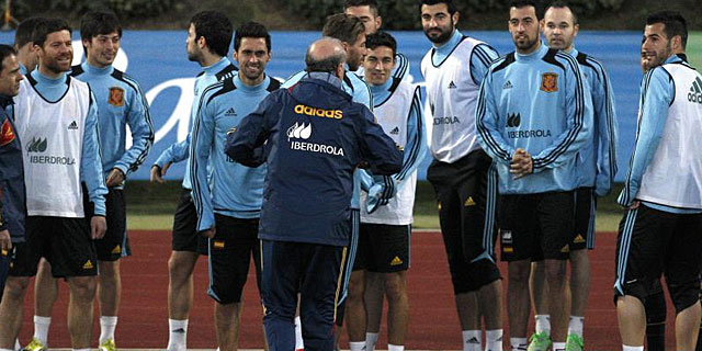 Del Bosque durante un entrenamiento con los jugadores (EFE)