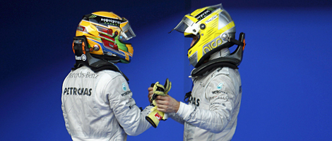 Lewis Hamilton saluda a Nico Rosberg al final del gran premio. | REUTERS