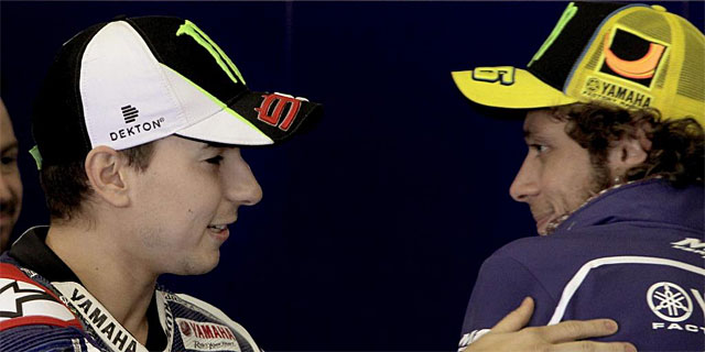Lorenzo y Rossi, durante la segunda jornada de entrenamientos en Jerez. | Efe