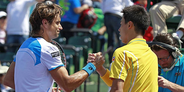 Ferrer y Nishikori se saludan tras el partido (REUTERS)