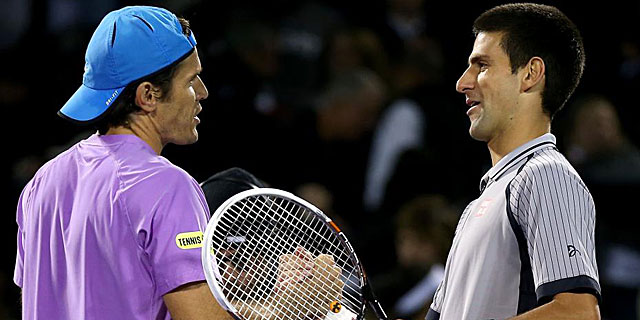 Djokovic felicita a Haas tras el partido. (AFP)
