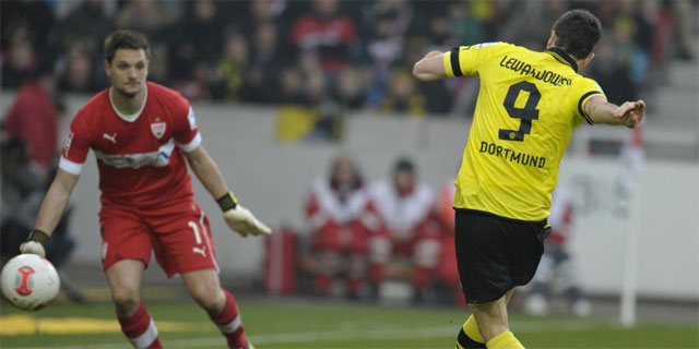 Lewandowski marca el gol de la victoria del Dortmund. | Afp