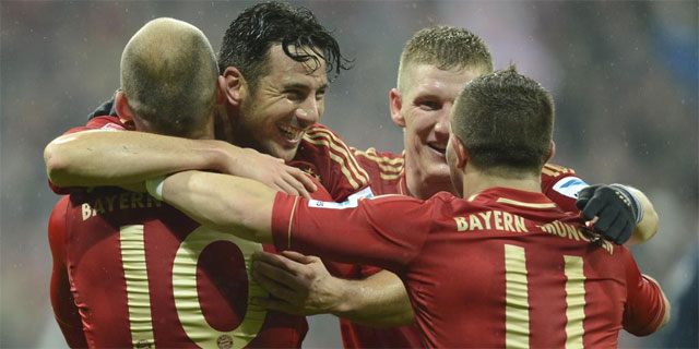 Robben, Pizarro, Schweinsteiger y Shaqiri celebran uno de los goles al Hamburgo. | Afp