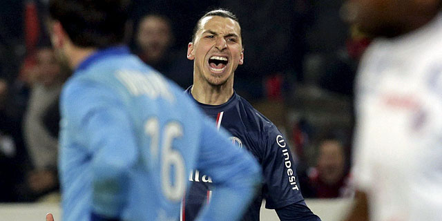 Zlatan Ibrahimovic protesta durante un partido con el PSG. | REUTERS