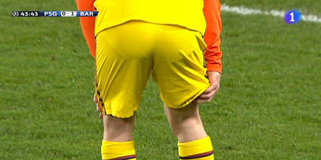 Messi se toca la parte posterior del muslo derecho en el Parque de los Prncipes. | Fuente: TVE