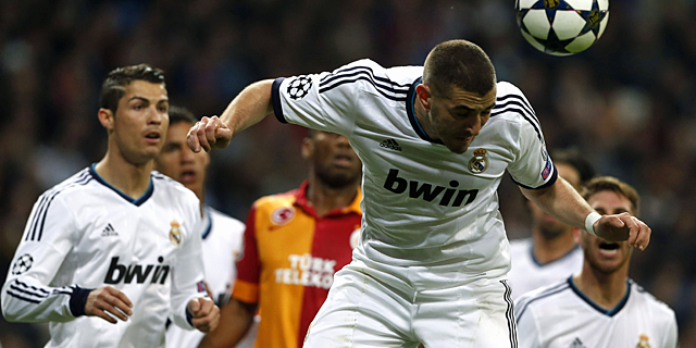 Karim Benzema remata de cabeza ante la mirada de Cristiano, Drogba y Ramos. | EFE