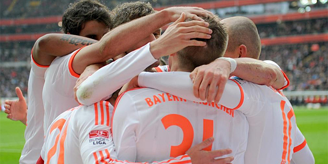 Los jugadores del Bayern, tras el gol de Schweinsteiger que vali la victoria ante el Eintracht. (EFE)