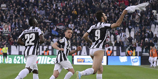 Vucinic se quit los pantalones para celebrar uno de sus tantos ante el Pescara. | Reuters